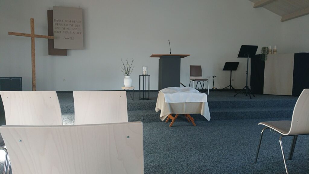 Gemeindesaal, erweiterter Teil vorne etwas höher