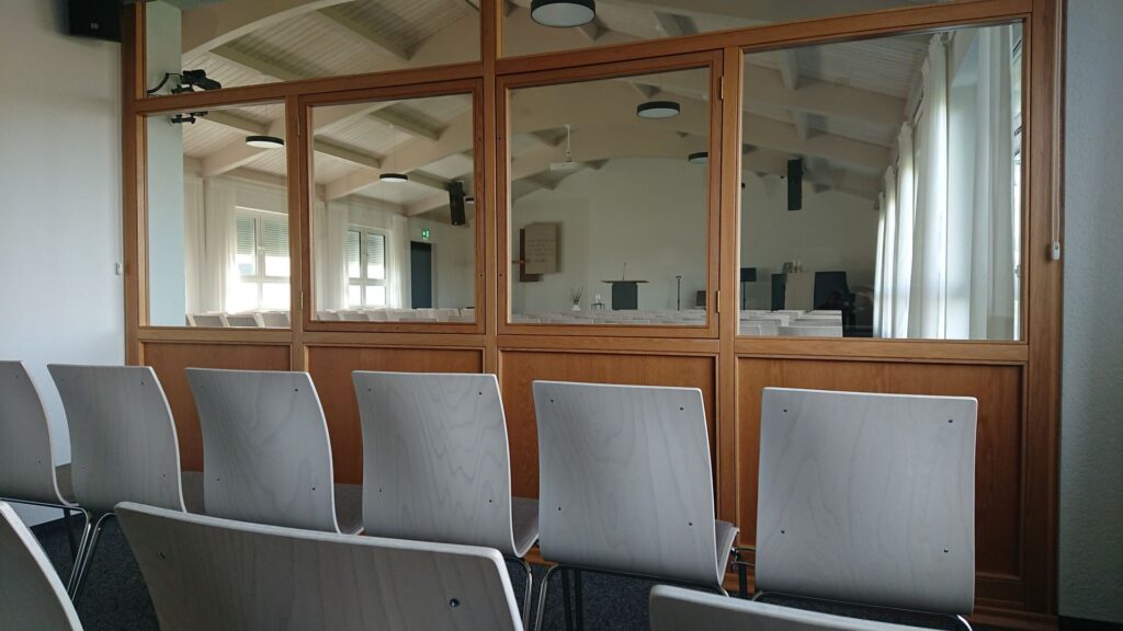 Blick aus dem Mutter-Kind-Raum in den Gemeindesaal